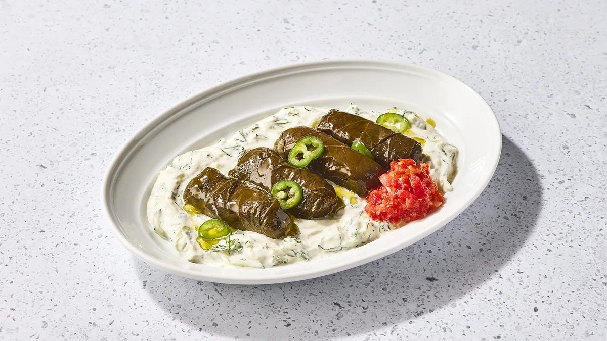 עלי גפן עם ציזיקי וסלסת עגבניות